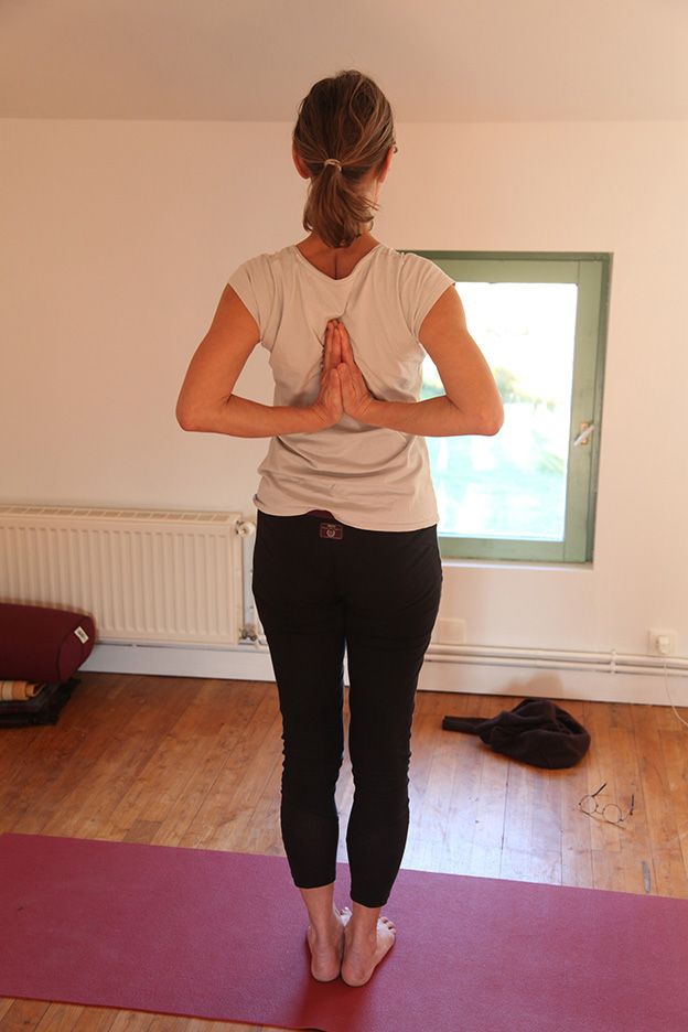 posture de yoga paschima namaskarasana